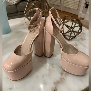 Aldo Beige Patent Leather Block Heel Shoe

Size 11